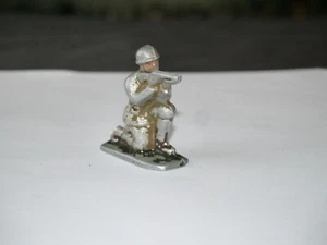 FIGURINE EN ALU MILITAIRE A GENOUX TIRE AU FUSIL ALU 8 ( CASSE ) - Imagen 1 de 1