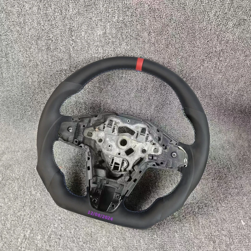 Volante a rayas rojas de cuero negro para BMW 2024 228i 2024  Foto 1 de 1