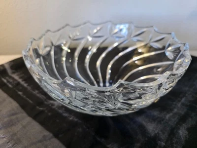Hermoso grabado festoneado cuenco de cristal decorativo grande de 9 pulgadas x 5 pulgadas Foto 1 de 4
