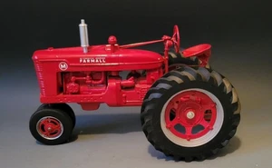 RARE MCCORMICK DEERING FARMALL M TRACTOR 1995 FARM SHOW 1/8 SCALE - Picture 1 of 5