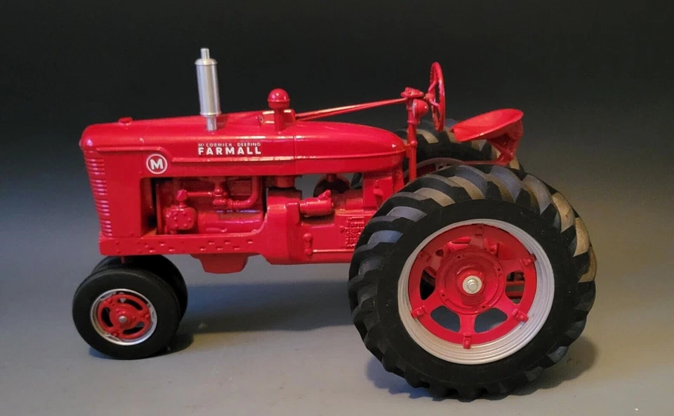 RARE MCCORMICK DEERING FARMALL M TRACTOR 1995 FARM SHOW 1/8 SCALE - Image 1 of 4