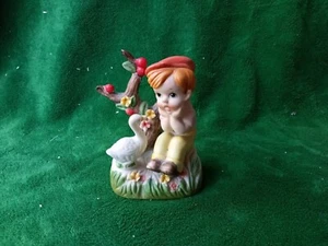 Vintage Porcelain Figurine Boy in Red Cap with Goose Made In Taiwan - Foto 1 di 4