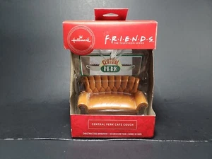 Hallmark Friends CENTRAL PERK CAFÉ SOFÁ árbol de Navidad adorno caja roja - Imagen 1 de 7