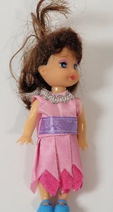 4" Minipuppe, braunhaar rosa Kleid, blaue Schuhe. süße Puppe - Bild 1 von 5