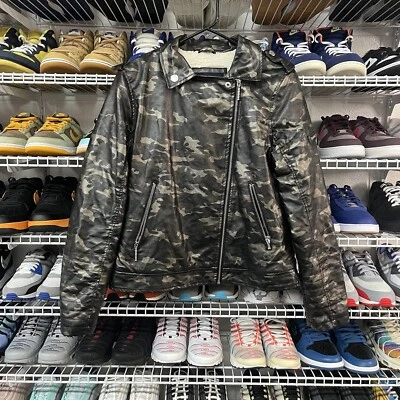 Jaqueta de couro sintético vintage anos 2000 Y2K Rocawear feminina tamanho G forrada de lã camuflada - Imagem 1 de 4