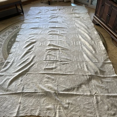 antike elfenbeinfarbene figürliche Tischdecke 67” x 127” - Bild 1 von 4