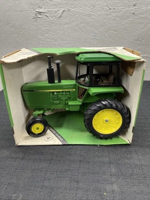Tractor de cultivo en fila Ertl John Deere 1/16 #541 diecast nuevo en caja Foto 1 de 4