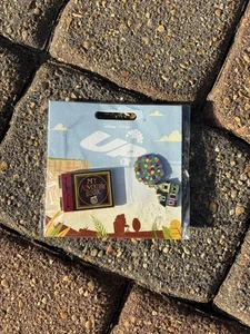 Juego de prendedores casa globo tienda Disney y prendedor libro aventura apertura Ellie Carl - Imagen 1 de 2