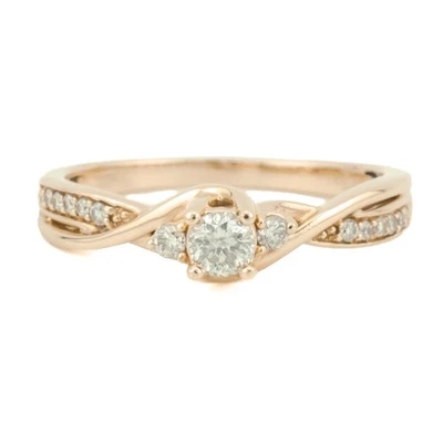 Anillo de compromiso redondo de diamantes y acentuados de 0,25 quilates en oro rosa de 10 quilates - talla 8 Foto 1 de 4