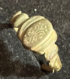 Cincin 19,Interesante anillo de latón con adornos neoclásicos, siglo XIX - Imagen 1 de 9