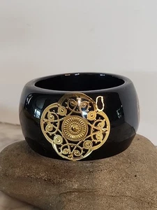 Bracciale pesante in lucite nera con inserto medaglione tono oro 2" retrò 🔥 - Foto 1 di 3