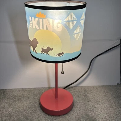 Único Disney El Rey León Palo Lámpara de Escritorio Pantalla Coral Base Simba Pumba Timón Foto 1 de 4