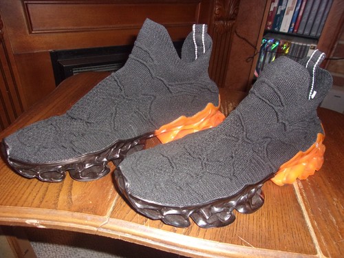 NIKE ORANGE & BLACK Bubble Sole Huarache style SLIP ON STRETCH SHOES SIZE 43 ?