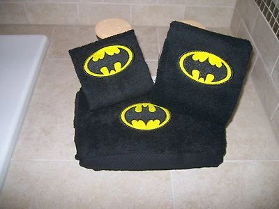 Juego de toallas de baño personalizadas inspirado en Batman de 3 piezas: abraza a tu superhéroe interior Foto 1 de 4