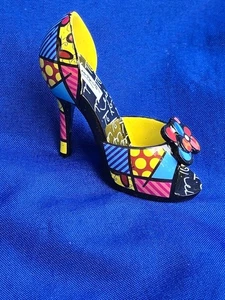 "Estatuilla de zapato miniatura vibrante Romero Britto: tacón alto colorido de 2""" - Imagen 1 de 8