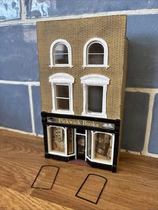 Hornby Skaledale R9760 Bajo Relieve 'Pickwick Books' - Calibre OO - Leer - Imagen 1 de 13