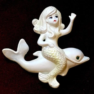 Vintage Meerjungfrau reitet auf einem Delfin Wandbehang Kunststoff Kitsch Made in Hong Kong - Bild 1 von 15