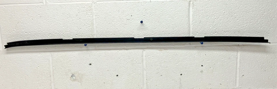 New OEM GM RH Exterior Belt Sealing Strip 9882228 1973-1977 Buick Century (Bin82 - Image 1 of 4