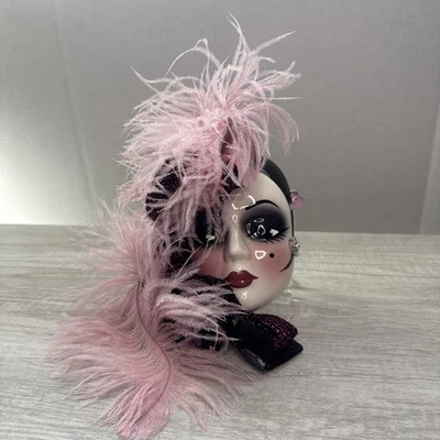 Máscara facial de dama de creaciones únicas colgante de pared plumas numeradas cobertizo. Firmado Foto 1 de 4