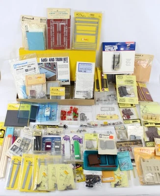 БОЛЬШОЙ СМЕШАННЫЙ ЛОТ ТОВАРОВ HO АКСЕССУАРЫ ДЛЯ ПОЕЗДОВ ЛЮДЕЙ ЗДАНИЙ ДЕКОРАЦИИ ЗНАКИ - Изображение 1 из 4