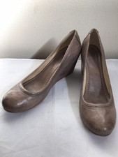 frye carson wedge pump