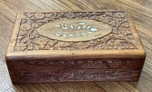 Portagioie VINTAGE in legno intagliato a mano intarsiato con cerniera Sheesham India 8x5" - Foto 1 di 8