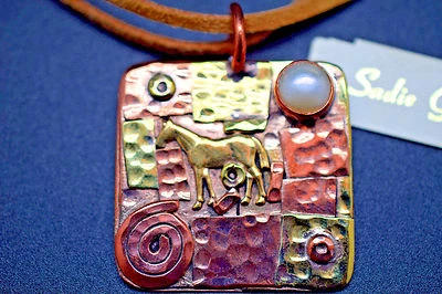 Colar de cavalo em pé com sotaque de pérola metal misto Sadie Greens 16"-18" - Imagem 1 de 4