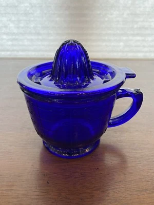 BEAUTIFUL VTG Cobalt Blue 2 Cup Measuring/Mixing Cup W/Reamer 5.75"H - Image 1 of 4