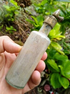 VINTAGE Perfume Bottle / GLASS PERFUME BOTTLE WITH TOP - Picture 1 of 6