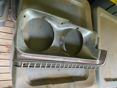 1973 Buick Centurion Headlight bezel RH right passenger chrome trim 1 STUD BROKE Foto 1 de 4