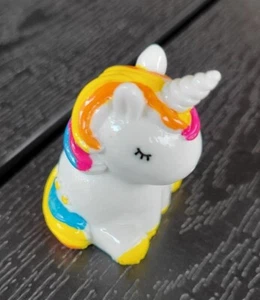 Einhorn Miniatur Figur sitzend und stehend - Bild 1 von 4