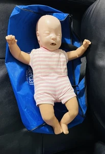 Maniquí de RCP infantil Laerdal Baby Anne con bolsa de transporte - Imagen 1 de 6