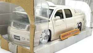Jada 1/24 Scale Diecast 53959 - 2002 Cadillac Escalade EXT - Cream - Picture 1 of 5