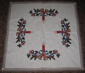 Schöne Weihnachtsdecke-Handarbeit-Stickerei-Kerzen-Glocken-Spitze-Tischdecke-Neu - Bild 1 von 8