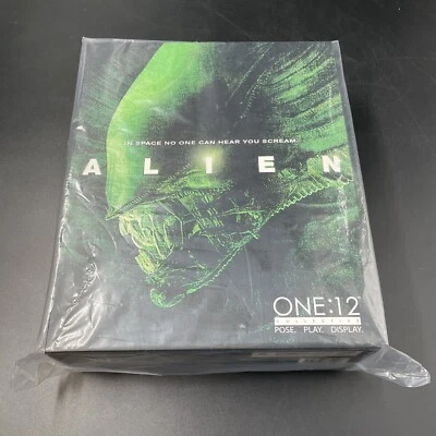 Figura de acción Mezco One:12 Collective Alien Foto 1 de 4