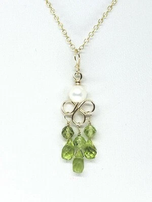 Colgante colgante de peridoto briolette y perlas blancas de oro amarillo de 14k Foto 1 de 4