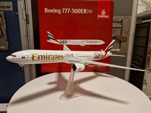 Emirates Boeing 777-300ER HSV Herpa Wings 1:200 559034 OVP Selten - Bild 1 von 6