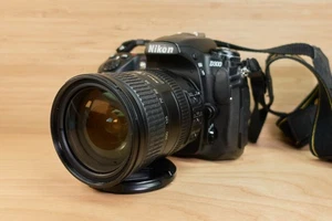 Cámara réflex digital Nikon D300 12,3 MP con lente Nikkor AF-S DX VR 18-200 mm - Imagen 1 de 13