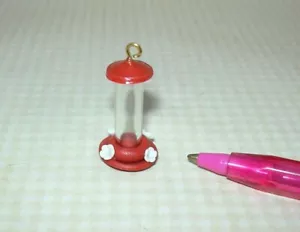 Alimentatore colibrì rosso classico in miniatura per CASA DELLE BAMBOLE scala 1:12 - Foto 1 di 1