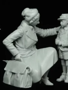 1/35 Resin Figure Model Kit European Civilian Lady Woman Child Boy WW2 Unpainted - Picture 1 of 4