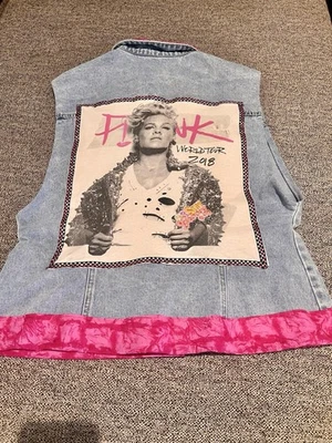 Chaleco vaquero Pink World Tour 2018 talla grande súper divertido rosa fan club de damas Foto 1 de 4
