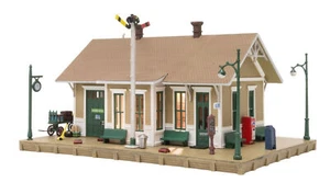 Woodland Scenics BR5023 HO Scale B/U Dansbury Depot - Picture 1 of 16