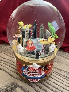 Macy's 2002 Macys Thanksgiving Day Parade Musical Snowglobe Waterglobe 20410 - Picture 1 of 6