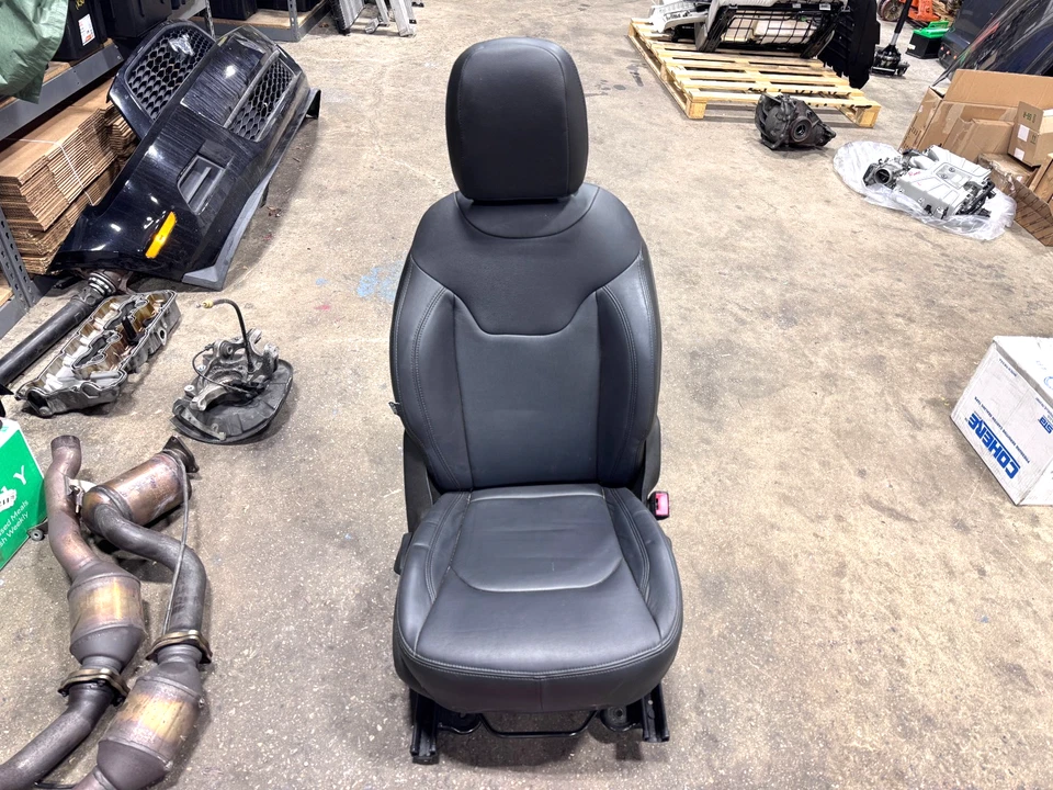 Jeep Renegade 2015-2018 asiento del pasajero delantero derecho cuero negro OEM Foto 1 de 4