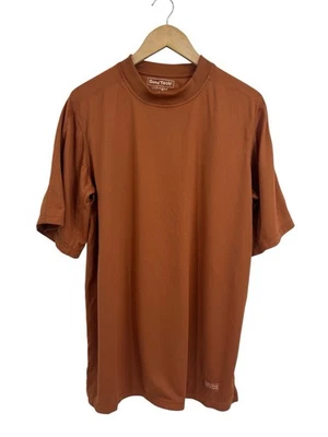 Camisa de golf Life Is Good Tech marrón grande para hombre  Foto 1 de 4