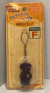 Daiso mini phone strap with fuzzy purple alphabet bear, "F". NIP. 2006. - Zdjęcie 1 z 5