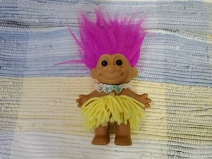 Russ Troll bambola ballerina hawaiana hula in gonna gialla con capelli rosa 5" #18306 - Foto 1 di 3