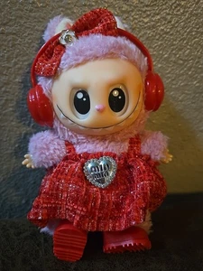The Monsters Macaron Pink mit roten Kopfhörern Outfit. Puppe & Outfit inklusive - Bild 1 von 8
