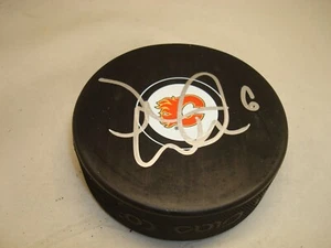 Dennis Wideman signed Calgary Flames Hockey Puck handsigniert 1A - Bild 1 von 2