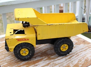 Camión de volteo Tonka XMB-975 de acero prensado amarillo de colección - Imagen 1 de 15
